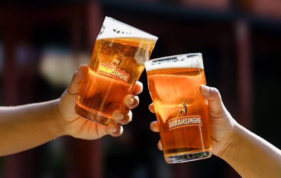 Two people cheers with Barashighe beer